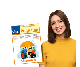 Frau in gelbem Pullover mit vhs-Programm