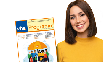 Frau in gelbem Pullover mit vhs-Programm